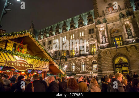 Deutscher Weihnachtsmarkt in Hamburg vor dem Rathaus Rathaus Stockfoto