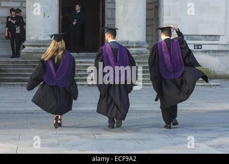 Drei Absolventen zu Fuß in Richtung Southampton Guildhall für den Solent Universität Graduierung Zeremonie n 2014. Stockfoto
