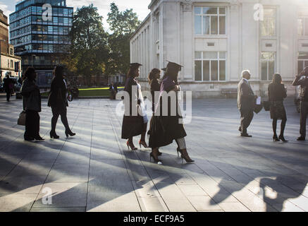 Mädchen und Familie zu Fuß in Richtung Southampton Guildhall, Southampton Solent Graduierung Wochentags. Stockfoto