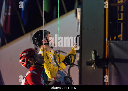 Bozeman, Mont., USA. 12. Dezember 2014. Egor Trapeznikov Rennen oben die Wand gegen einen eventuellen zweiten Platz in der Herren Speed-Klettern bei den internationalen Klettern und Mountaineering Federation Ice Climbing World Cup. Bildnachweis: Thomas Lee/Alamy Live-Nachrichten Stockfoto