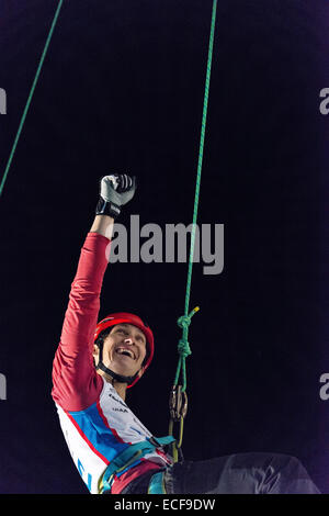 Bozeman, Mont., USA. 12. Dezember 2014. Amerikanische Kendra Stritch feiert eine Hitze von den Frauen Speed-Klettern Finale am internationalen Klettern und Mountaineering Federation Ice Climbing World Cup zu gewinnen. Bildnachweis: Thomas Lee/Alamy Live-Nachrichten Stockfoto