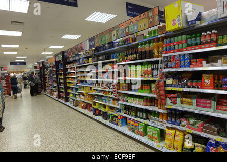 Ethnische polnische Lebensmittel in den Regalen in einem englischen Zweig von Tesco in Yeovil, Somerset lagernd. 10. Dezember 2014 Stockfoto