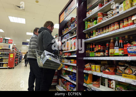 Ethnische polnische Lebensmittel in den Regalen in einem englischen Zweig von Tesco in Yeovil, Somerset lagernd. 10. Dezember 2014 Stockfoto