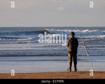 Mann Meeresangeln vom Strand, Bude, Cornwall, UK Stockfoto