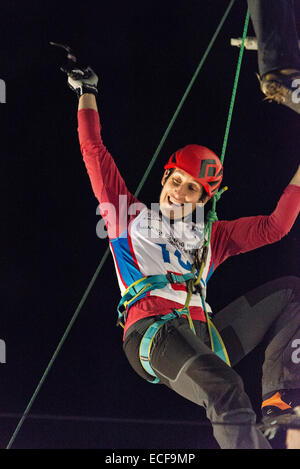 Bozeman, Mont., USA. 12. Dezember 2014. Amerikanische Kendra Stritch feiert ihren Sieg in der Frauen Finale der internationalen Kletter- und Mountaineering Federation Ice Climbing World Cup. Der Sieg bricht einen lange Streifen der russischen Herrschaft an der Veranstaltung. Bildnachweis: Thomas Lee/Alamy Live-Nachrichten Stockfoto