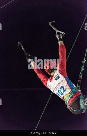 Bozeman, Mont., USA. 12. Dezember 2014. Amerikanische Kendra Stritch feiert ihren Sieg in der Frauen Finale der internationalen Kletter- und Mountaineering Federation Ice Climbing World Cup. Der Sieg bricht einen lange Streifen der russischen Herrschaft an der Veranstaltung. Bildnachweis: Thomas Lee/Alamy Live-Nachrichten Stockfoto