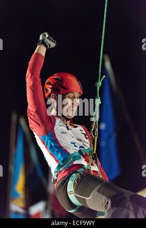 Bozeman, Mont., USA. 12. Dezember 2014. Amerikanische Kendra Stritch feiert ihren Sieg in der Frauen Finale der internationalen Kletter- und Mountaineering Federation Ice Climbing World Cup. Der Sieg bricht einen lange Streifen der russischen Herrschaft an der Veranstaltung. Bildnachweis: Thomas Lee/Alamy Live-Nachrichten Stockfoto