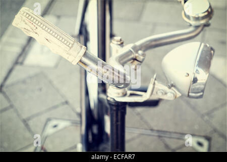 Oldtimer Fahrrad mit Vintage-Filter und flachen Fokus auf Lenker Stockfoto