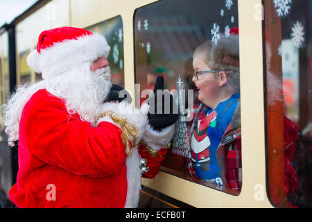 Aberystwyth, Wales, UK. 13. Dezember 2014.   Santa Claus, einsteigen in das Vale of Rheidol Schmalspur Dampfeisenbahn der jährlichen "Santa Special" am Bahnhof von Aberystwyth.   Die Specials laufen dreimal täglich an den Wochenenden vor Weihnachten.  Bildnachweis: Keith Morris / Alamy Live News Stockfoto