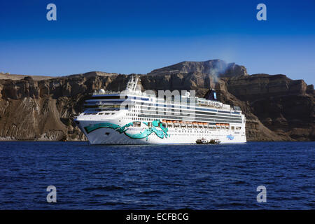 Kreuzfahrtschiff Norwegian Jade unter Klippen und weißen Häusern, Santorini, Griechenland Stockfoto