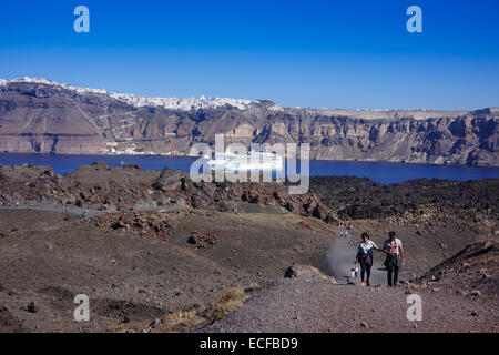 Nea Kameni vulkanischer Lava Insel Santorini, Griechenland, mit Fira am Kraterrand Stockfoto