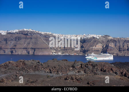 Nea Kameni vulkanischer Lava Insel Santorini, Griechenland, mit Fira am Kraterrand Stockfoto