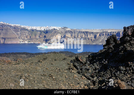 Nea Kameni vulkanischer Lava Insel Santorini, Griechenland, mit Fira am Kraterrand Stockfoto