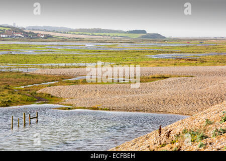 Schäden an den Küstenschutz durch die Sturmflut Dezember 2013 bei Cley auf der Küste von North Norfolk UK. Die riesigen Wellen co Stockfoto