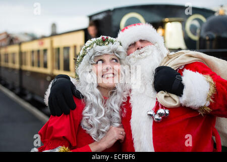 Aberystwyth, Wales, UK. 13. Dezember 2014.   Santa Claus, begleitet von Frau Claus, einsteigen in Vale des Rheidol Schmalspur Dampfeisenbahn der jährlichen "Santa Special" am Bahnhof von Aberystwyth.   Die Specials laufen dreimal täglich an den Wochenenden vor Weihnachten.  Bildnachweis: Keith Morris / Alamy Live News Stockfoto