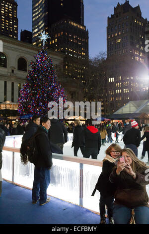 Eisbahn bei der Bank of America Winterdorf, Bryant Park, New York Stockfoto