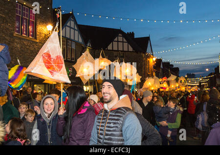 Die Laterne Procesion an die Weihnachtsbeleuchtung schalten in Ambleside, Lake District, Großbritannien. Stockfoto