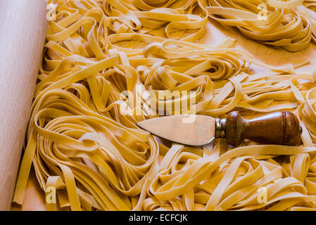 Bandnudeln oder Tagliatelle schneiden bereit, Kochen Stockfoto