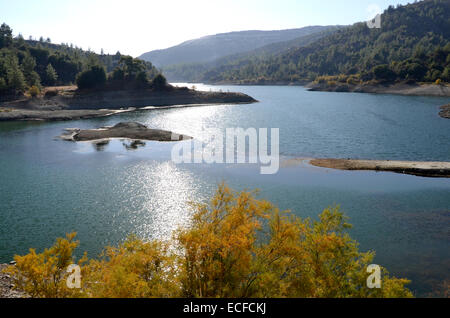 Ein Herbst-Blick auf der Arminou-Stausee in der Nähe der Kelefos-Brücke in das Troodos Moutains Stockfoto