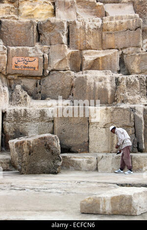 An der Basis der Pyramide des Cheops, in der Nähe von Kairo, Ägypten Stockfoto