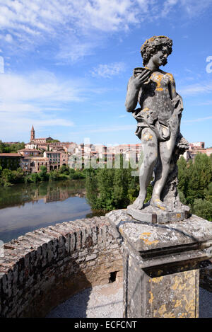Garten Statue des Bacchus im formalen Garten der Bischofspalast oder Palais De La Berbie & Fluss Tarn Albi Frankreich Stockfoto