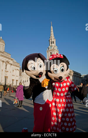 Mickey und Minnie Mouse posieren auf dem Trafalgar Square Stockfoto