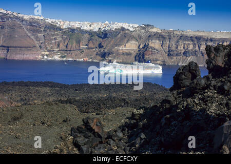 Kreuzfahrtschiff Norwegian Jade unter Klippen und weißen Häusern, Santorini, Griechenland Stockfoto