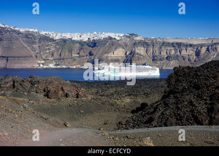 Nea Kameni vulkanischer Lava Insel Santorini, Griechenland, mit Fira am Kraterrand Stockfoto