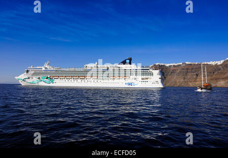 Kreuzfahrtschiff Norwegian Jade unter Klippen und weißen Häusern, Santorini, Griechenland Stockfoto