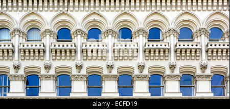 Höhe des Londoner Bürogebäude mit Reihen von Bögen und Fenster reflektieren blaue Himmel Stockfoto