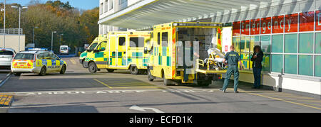 East of England Ambulance Sanitäter laden nach der Lieferung des Patienten in die Notfallabteilung des Krankenhauses Broomfield Hospital Essex England UK Stockfoto