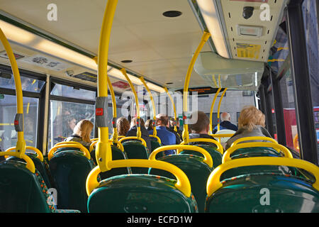 Innenraum zurück Ansicht von Passagieren auf dem Oberdeck der Londoner Doppeldeckerbus England UK sitzt Stockfoto