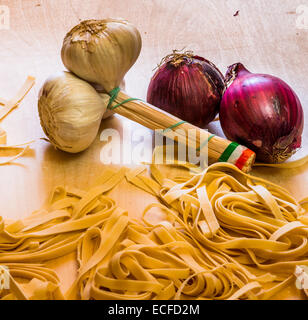 Bandnudeln oder Tagliatelle schneiden bereit zu kochen und Gemüse Stockfoto