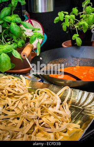 Bandnudeln oder Tagliatelle schneiden bereit, Kochen und sauce bolognese Stockfoto