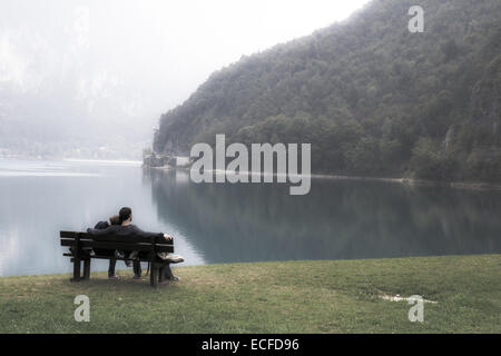 Liebhaber auf der Bank vor dem See Stockfoto