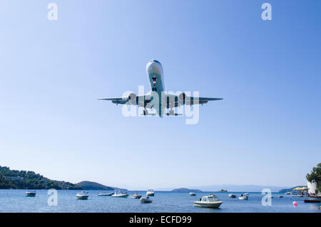 Flugzeug über dem Meer herein, wie es nähert sich der Startbahn in Skiathos, Griechenland. Stockfoto