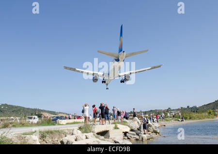 Das Flugzeug landet auf der Landebahn in Skiathos. Sliathos. Griechenland. Planespotters. Stockfoto