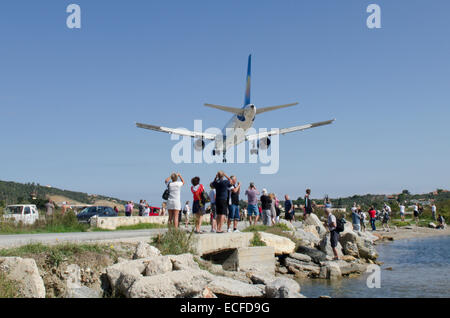 Das Flugzeug landet auf der Landebahn in Skiathos. Sliathos. Griechenland. Planespotters. Stockfoto