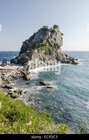 Mamma Mia Kapelle Agios Ioannis, Skopelos, Griechenland. Oktober. Kirche auf dem Felsen. Stockfoto