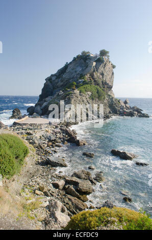 Mamma Mia Kapelle Agios Ioannis, Skopelos, Griechenland. Oktober. Kirche auf dem Felsen. Stockfoto