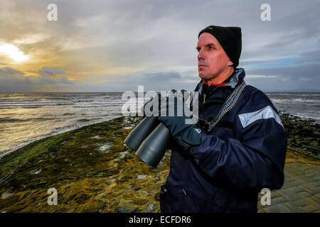 Irvine Strand, Ayrshire, Schottland, UK. 13. Dezember 2014. Am ersten Wochenende nach dem jüngsten schweren Sturm patrouillieren die ehrenamtlichen Mitglieder des schottischen Coastwatch Strand in Irvine, Ayrshire, die öffentliche Sicherheit zu gewährleisten und Sie warnen von potenziell gefährlichen Gebieten und Gezeiten. Die letzten hohen Wellen und Wetter Bombe betroffen der Ayrshire-Küste und Menschen an die Küste zu Fuß gekommen.  CoastWatch ist eine Organisation von Freiwilligen besetzt und es wurde eine enge Zusammenarbeit mit der Küstenwache und andere Notfalldienste. Bildnachweis: Findlay/Alamy Live-Nachrichten Stockfoto