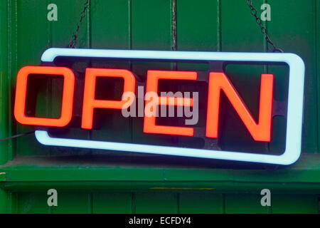 Nahaufnahme des roten Neon-Elektroschilds „Open“, das aufgehängt ist Die Seite eines kleinen Café-Geschäftshauses London England VEREINIGTES KÖNIGREICH Stockfoto