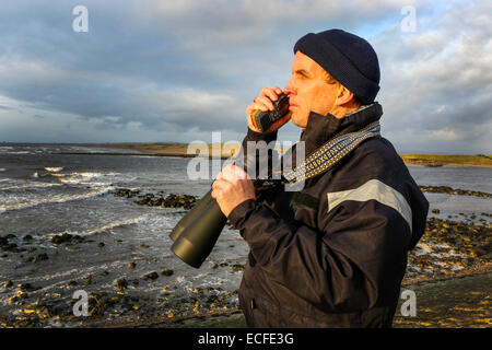 Irvine Strand, Ayrshire, Schottland, UK. 13. Dezember 2014. Am ersten Wochenende nach dem jüngsten schweren Sturm patrouillieren die ehrenamtlichen Mitglieder des schottischen Coastwatch Strand in Irvine, Ayrshire, die öffentliche Sicherheit zu gewährleisten und Sie warnen von potenziell gefährlichen Gebieten und Gezeiten. Die letzten hohen Wellen und Wetter Bombe betroffen der Ayrshire-Küste und Menschen an die Küste zu Fuß gekommen.  CoastWatch ist eine Organisation von Freiwilligen besetzt und es wurde eine enge Zusammenarbeit mit der Küstenwache und andere Notfalldienste. Bildnachweis: Findlay/Alamy Live-Nachrichten Stockfoto