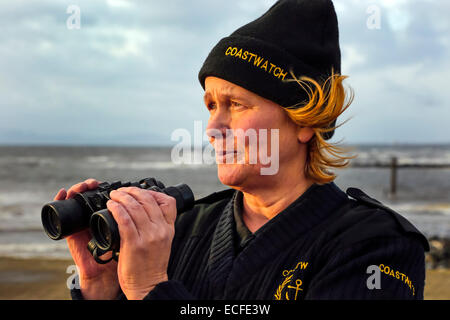 Irvine Strand, Ayrshire, Schottland, UK. 13. Dezember 2014. Am ersten Wochenende nach dem jüngsten schweren Sturm patrouillieren die ehrenamtlichen Mitglieder des schottischen Coastwatch Strand in Irvine, Ayrshire, die öffentliche Sicherheit zu gewährleisten und Sie warnen von potenziell gefährlichen Gebieten und Gezeiten. Die letzten hohen Wellen und Wetter Bombe betroffen der Ayrshire-Küste und Menschen an die Küste zu Fuß gekommen.  CoastWatch ist eine Organisation von Freiwilligen besetzt und es wurde eine enge Zusammenarbeit mit der Küstenwache und andere Notfalldienste. Bildnachweis: Findlay/Alamy Live-Nachrichten Stockfoto