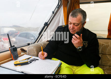 Irvine Strand, Ayrshire, Schottland, UK. 13. Dezember 2014. Am ersten Wochenende nach dem jüngsten schweren Sturm patrouillieren die ehrenamtlichen Mitglieder des schottischen Coastwatch Strand in Irvine, Ayrshire, die öffentliche Sicherheit zu gewährleisten und Sie warnen von potenziell gefährlichen Gebieten und Gezeiten. Die letzten hohen Wellen und Wetter Bombe betroffen der Ayrshire-Küste und Menschen an die Küste zu Fuß gekommen.  CoastWatch ist eine Organisation von Freiwilligen besetzt und es wurde eine enge Zusammenarbeit mit der Küstenwache und andere Notfalldienste. Bildnachweis: Findlay/Alamy Live-Nachrichten Stockfoto