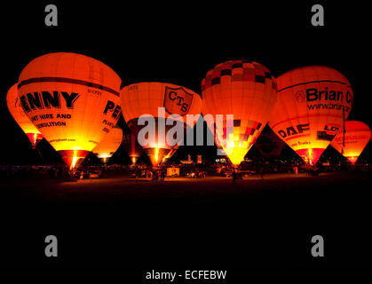 Nacht Leuchten des Heißluftballons Stockfoto