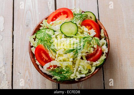 Krautsalat mit Gurken und Tomaten Stockfoto