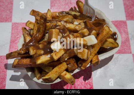 Hohe Ansicht einer Portion Poutine Stockfoto