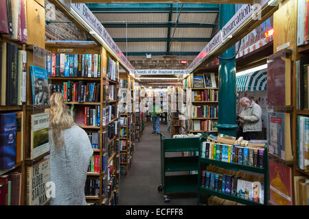 Tauschen Sie Bücher, eines der größten Antiquariaten im Vereinigten Königreich, mit Sitz in den alten Bahnhof in Alnwick, Northumberland, UK. Stockfoto