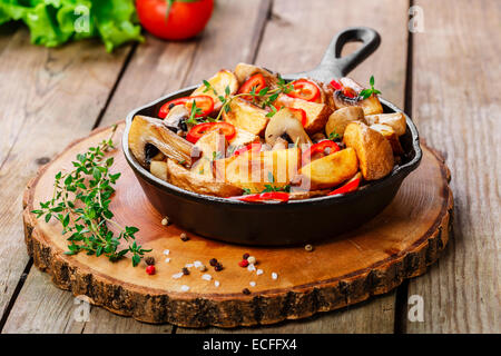 Bratkartoffeln mit Champignons in einer Pfanne erhitzen Stockfoto